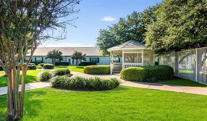 brookdale-collin-oaks-8-courtyard