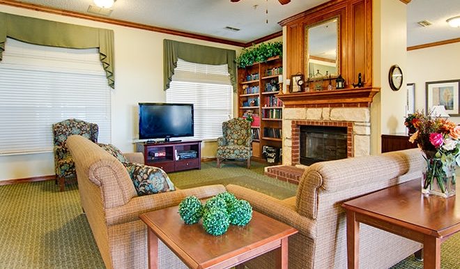 brookdale-texarkana-2-community-living-room